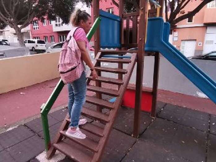 La concejala Rosa Vega supervisa uno de los aparatos de juego infantil en uno de los parques de La Herradura (Foto TA)